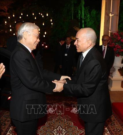 柬埔寨王国国王诺罗敦·西哈莫尼设宴招待阮富仲。图自越通社 柬埔寨王国国王诺罗敦·西哈莫尼设宴招待阮富仲。图自越通社