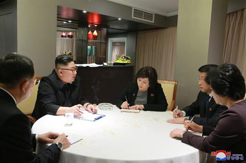 朝鲜最高领导人与各谈判专家举行战略会议。图自越通社