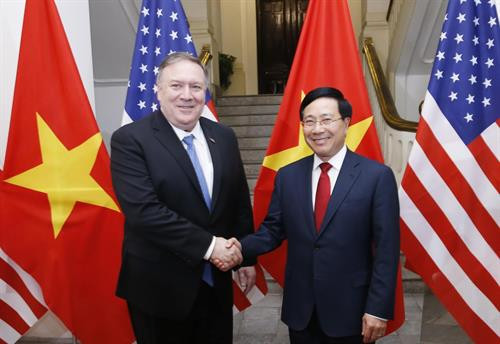 2月26日下午，政府副总理兼外长范平明会见了美国国务卿蓬佩奥。图自越通社
