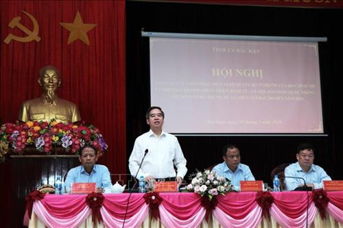 越共中央经济部部长阮文平发表讲话 图自越通社