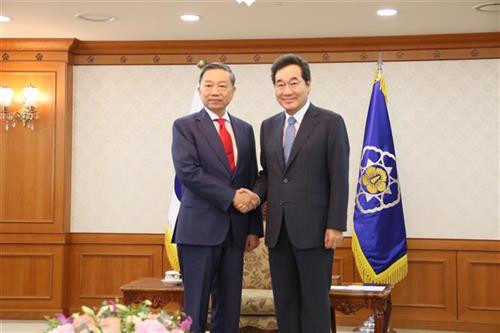 苏林（左）一行礼节性拜访韩国总理李洛渊。图自越通社