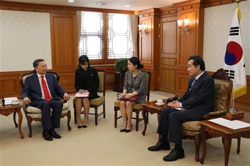 越南公安部长苏林与韩国总理李洛渊举行会晤。图自越通社
