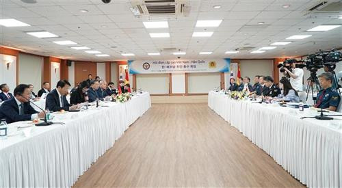 苏林同韩国警察局长闵甲龙举行会谈。图自越通社