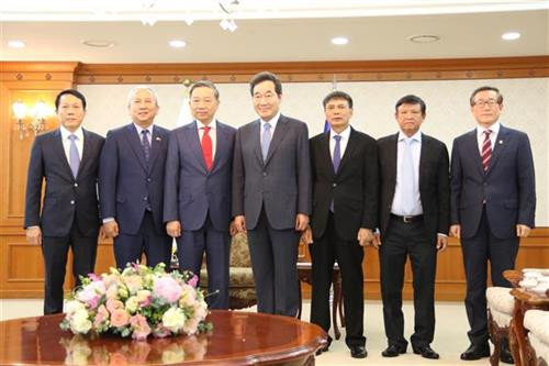 越南公安部长苏林（左三）及越南公安部高级代表团与韩国总理李洛渊（中）合影。图自越通社