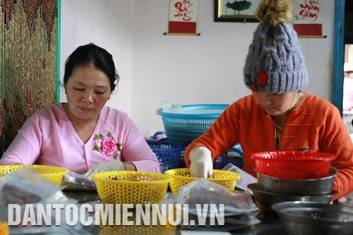 农民们合作成立合作社并打造吊柿饼品牌。记者 英俊 摄