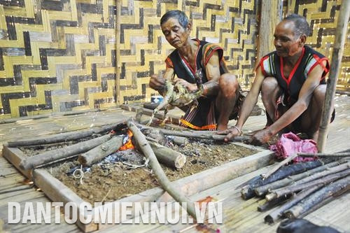 村长老阿蓝先生介绍由棉村制作的传统作品。图:余算 村民们一起为新高脚屋乔迁仪式做好准备。图:余算 村长老阿蓝先生介绍由棉村制作的传统作品。图:余算 村民们一起为新高脚屋乔迁仪式做好准备。图:余算