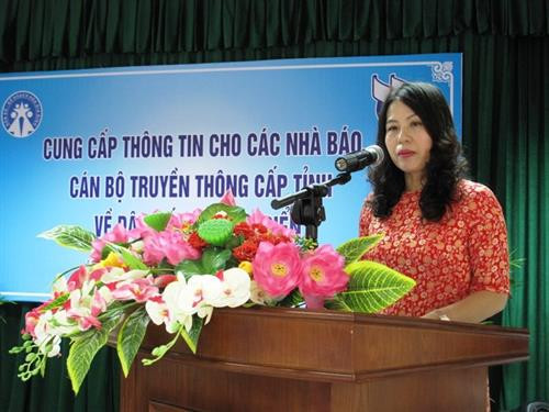 越南卫生部人口与计划生育总局教育传媒司副司长杜氏红在会上发表讲话。图自互联网