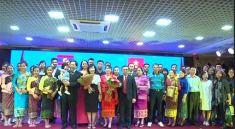 与会代表合影。（图片来源：越通社）