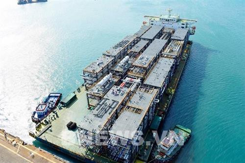 越南斗山重工业有限公司向阿联酋鲁维斯炼油厂出口一批属于CFP项目重达2508吨的最后15个组件模块。图自越通社 越南斗山重工业有限公司向阿联酋鲁维斯炼油厂出口一批属于CFP项目重达2508吨的最后15个组件模块。图自越通社