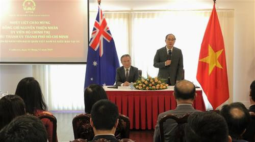 阮善仁造访越南驻澳大利亚大使馆。图自越通社