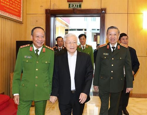 12月4日,越共中央总书记、国家主席阮富仲出席在河内举行的越共中央公安党委常委会议。图自越通社 12月4日,越共中央总书记、国家主席阮富仲出席在河内举行的越共中央公安党委常委会议。图自越通社