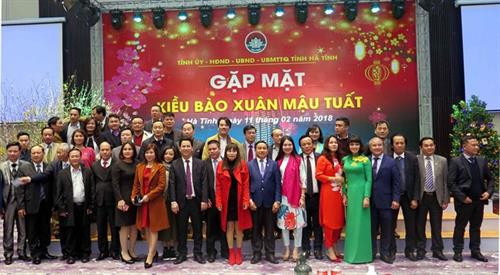 河静省与回国过年的侨胞合影。（图片来源：越通社）