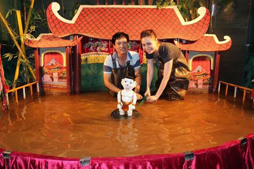 水上木偶戏著名艺人潘清廉和女徒弟黄香江。(图片来源:因特网) 水上木偶戏著名艺人潘清廉和女徒弟黄香江。(图片来源:因特网)