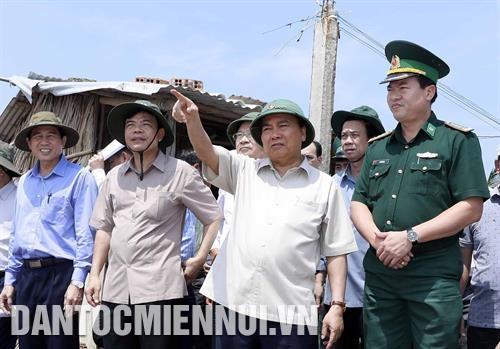 政府总理阮春福、政府副总理郑廷勇和九龙江三角洲地区各省市领导视察前江省塌方易发地之一鹅贡东县新城乡塌方的堤坝段。 记者 福青 摄 政府总理阮春福、政府副总理郑廷勇和九龙江三角洲地区各省市领导视察前江省塌方易发地之一鹅贡东县新城乡塌方的堤坝段。 记者 福青 摄