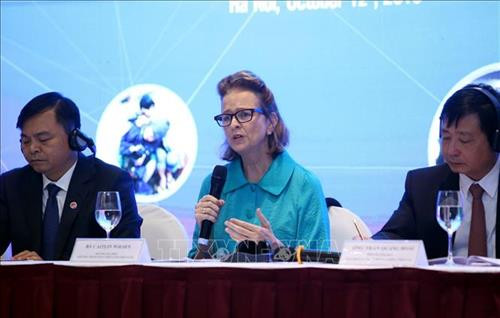 联合国开发计划署驻越代表Caitlin Wiesen在会上发表讲话。图自越通社