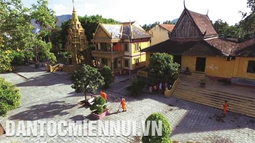 一座高棉寺庙通常设有：大门、围墙、正殿、骨灰塔和僧舍等。