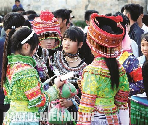 即使要走过怪石嶙峋的山崖，少数民族同胞也要赶往蔻瓦伊爱情集市，以寻回那一段未完成的爱情。