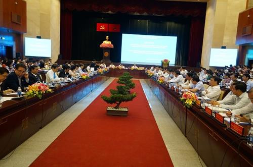 题为“以机制为突破口 同企业携手推动胡志明市快速可持续发展”的2018年胡志明市领导与企业家见面会场景。(图片来源于互联网) 题为“以机制为突破口 同企业携手推动胡志明市快速可持续发展”的2018年胡志明市领导与企业家见面会场景。(图片来源于互联网)