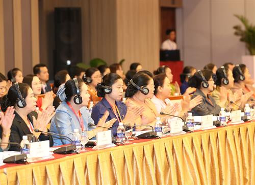 出席“女性代表在国会活动中的作用”研讨会的代表。(图片来源:越通社) 出席“女性代表在国会活动中的作用”研讨会的代表。(图片来源:越通社)