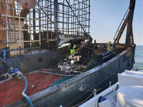 起火的渔船。（图片来源：越通社）