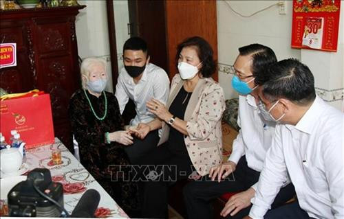 国会主席阮氏金银走访慰问胡志明市英雄母亲。图自越通社