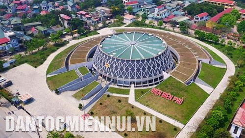 位居奠边府市中心的奠边府大捷博物馆。记者 黄河 摄 芒青机场(今奠边府航空港)。记者 潘俊英 位居奠边府市中心的奠边府大捷博物馆。记者 黄河 摄 芒青机场(今奠边府航空港)。记者 潘俊英