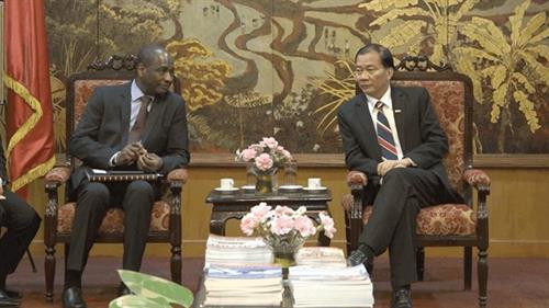 法语国家及地区国际组织经理阿达玛·欧安（左）与越南工商会副主席黄光防。（图片来源：http://vcci.com.vn）