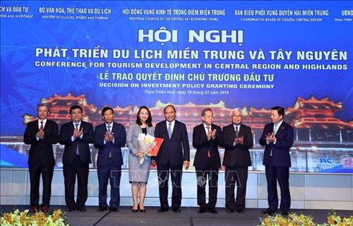 阮春福见证中部西原地区各省领导人向投资商颁发投资许可证。图自越通社