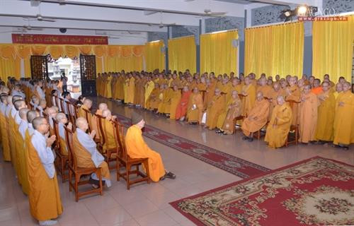 众多佛教徒参加法会。图自因特网