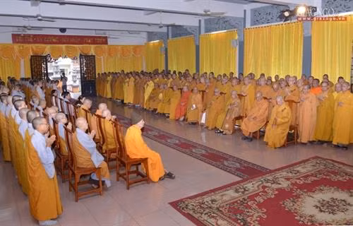 众多佛教徒参加法会。图自因特网 众多佛教徒参加法会。图自因特网