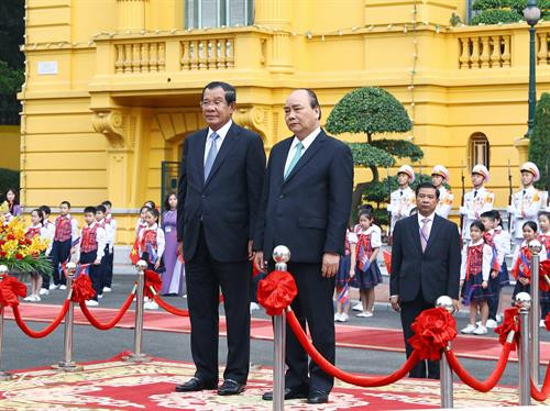 12月7日,越南政府总理阮春福在主席府举行隆重仪式,欢迎洪森首相一行。 图自越通社 12月7日,越南政府总理阮春福在主席府举行隆重仪式,欢迎洪森首相一行。 图自越通社