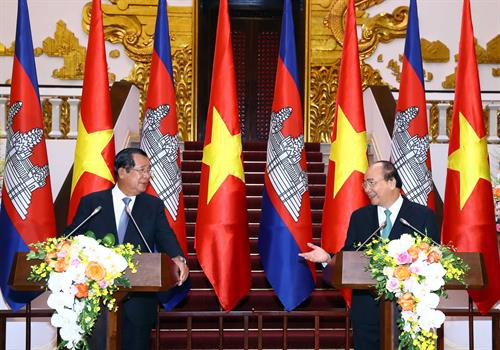 越南政府总理阮春福与柬埔寨首相洪森共同主持了新闻发布会,通报会谈结果。 图自越通社 越南政府总理阮春福与柬埔寨首相洪森共同主持了新闻发布会,通报会谈结果。 图自越通社