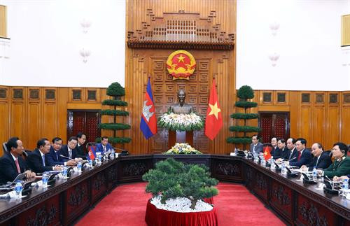 越南政府总理阮春福同柬埔寨首相洪森举行会谈。图自越通社 越南政府总理阮春福同柬埔寨首相洪森举行会谈。图自越通社