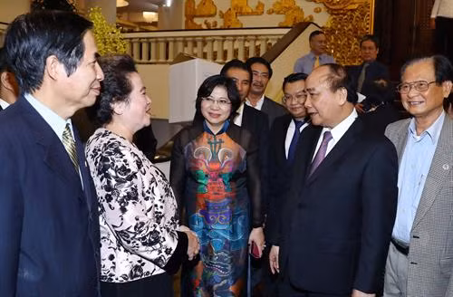 12月7日下午，越南政府总理阮春福在政府所驻地会见了越南城市发展规划协会代表团。 图自越通社