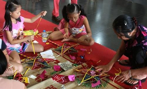 传统灯笼唤起越南人童年记忆。(图片来源:越通社) 传统灯笼唤起越南人童年记忆。(图片来源:越通社)