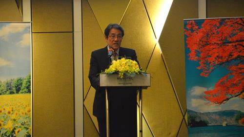 日本驻越南大使梅田邦夫发表讲话。(图片来源：越通社）