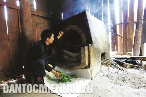 蒙族家庭蒙族家庭传统烘干茶叶方法。