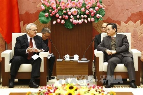 越南国会副主席冯国显（右）会见美国东盟商业理事会副主席迈克尔·麦克拉克（左)。图片来源：越通社）