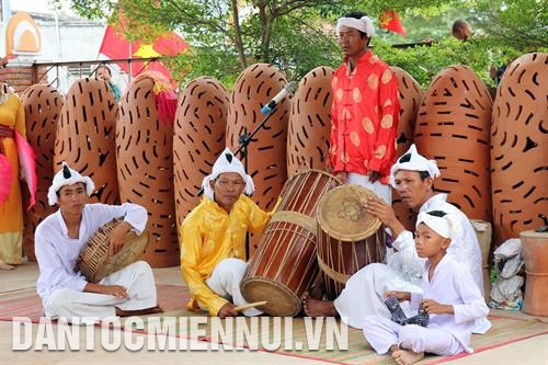 占族信仰活动中不可缺少的乐队。记者 功暑 摄 艺人们准备演奏传统乐器。记者 功暑 摄