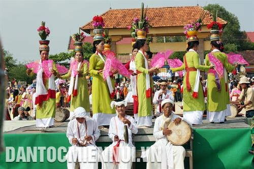 占族信仰活动中不可缺少的乐队。记者 功暑 摄 艺人们准备演奏传统乐器。记者 功暑 摄