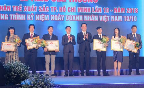 胡志明市17名优秀青年企业家获表彰。 图自越通社