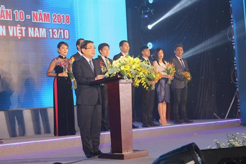 胡志明市人民委员会主席阮成峰在颁奖仪式上发表讲话。 图自越通社