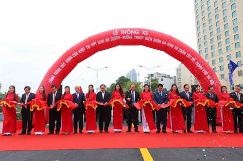 10月11日上午，河内市人民委员会举行安阳与青年路交叉处天桥通车仪式。图自越通社