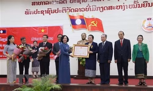 张氏梅同志向老挝建国阵线中央委员会若干领导授予独立勋章。图自越通社