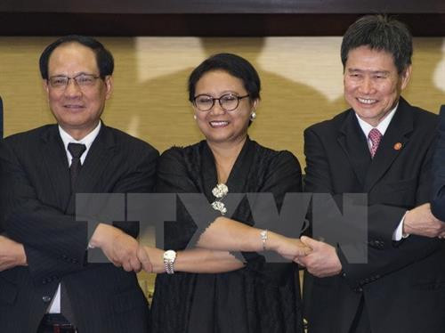 东盟秘书处新一届秘书长林玉辉（右）、印尼外长雷特诺（图中）和东盟秘书长黎良明（左）。（图片来源：越通社）