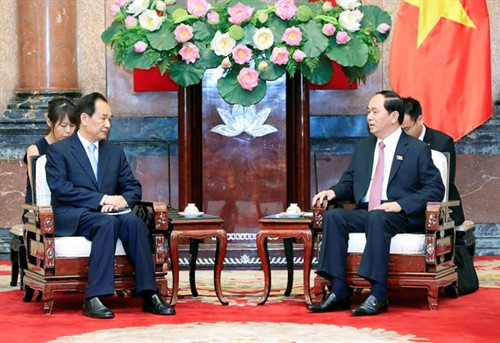 越南国家主席陈大光（右）会见新华社社长蔡名照。（图片来源：越通社）