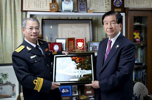 015号“陈兴道”舰队队长黎鸿战大校向日方代表赠送礼物 图自互联网 015号“陈兴道”舰队队长黎鸿战大校向日方代表赠送礼物 图自互联网