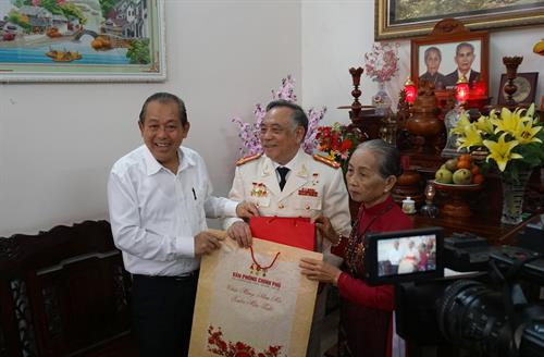 张和平副总理走访慰问“人民武装力量英雄”陈方势并向他赠送慰问品。（图片来源：越通社）