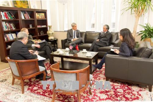 越南驻美国大使范光荣会见美国客人。（图片来源：越通社）