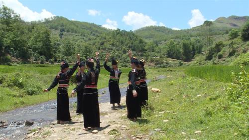 侬族同胞表演侬剧。（图片来源：因特网）